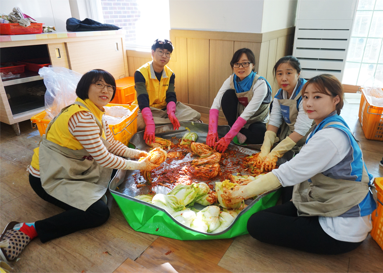 지역주민과 함께 김장봉사